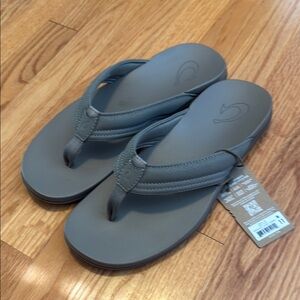 New Olukai Flip Flops sz 11